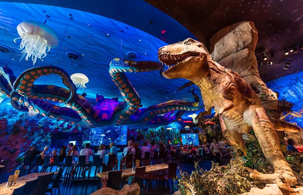 Interior de um restaurante com tema de dinossauros